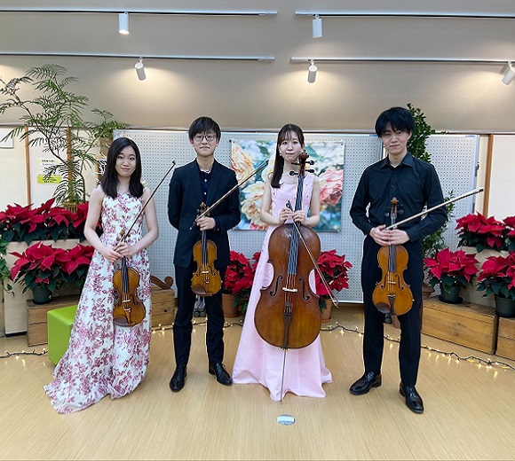 21クリスマスコンサートの様子 バラの香りを楽しむ庭 四季の香ローズガーデン 練馬区 へようこそ